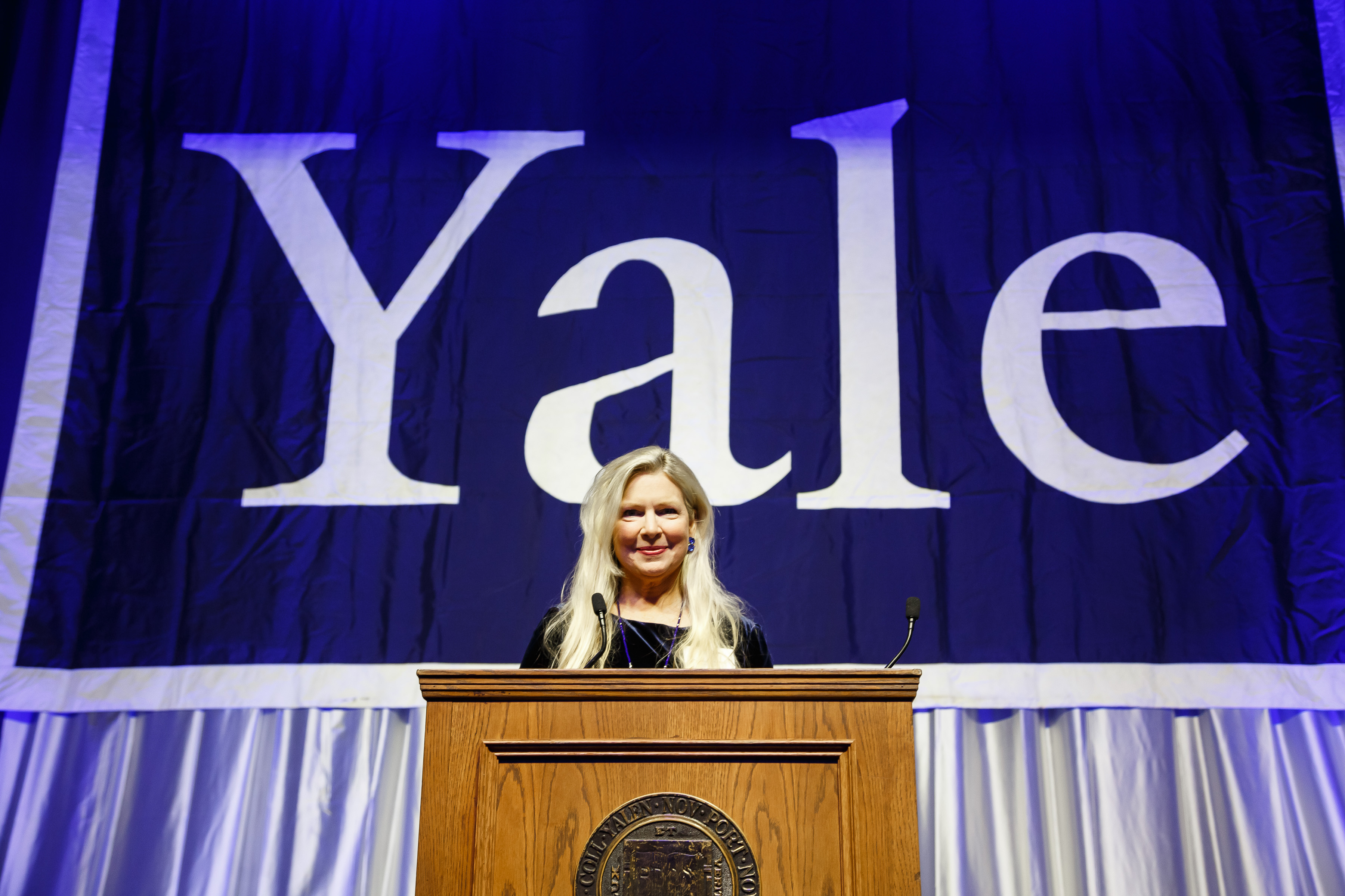 Nancy Stratford '77 addresses the crowd at the 2019 Yale Medal ceremony.
