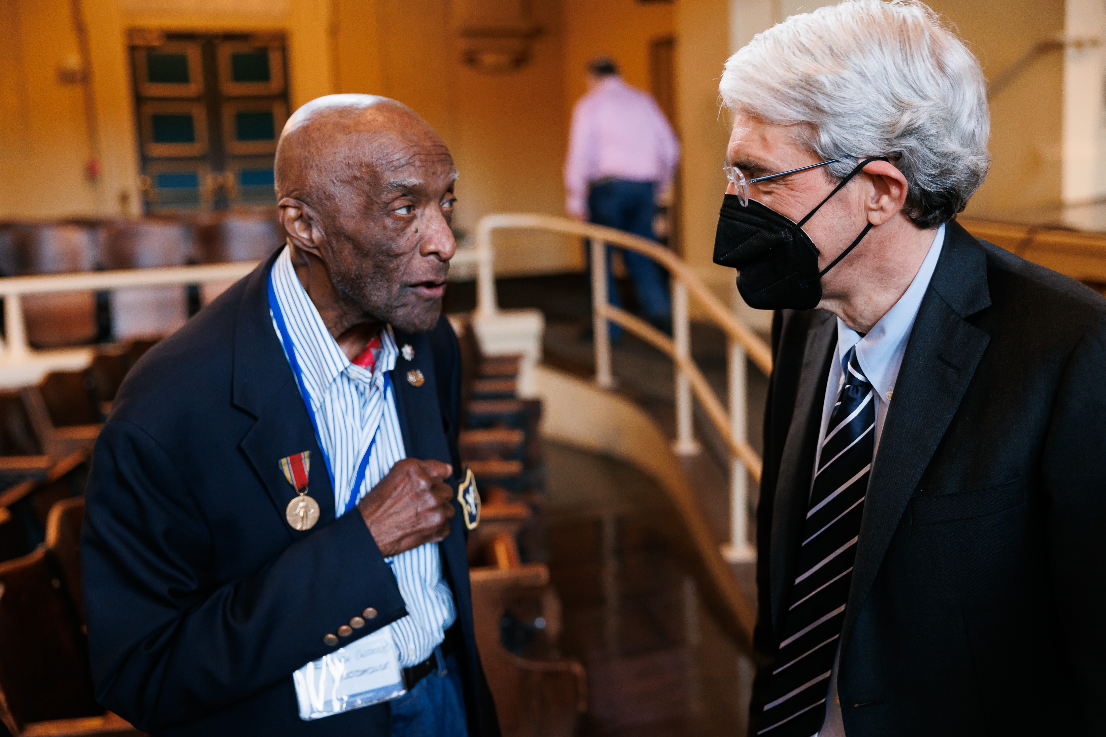 Photo: Retired Lt. Col. Enoch Woodhouse II ’52, a WWII veteran and member of the Tuskegee Airmen, talks with President Salovey '86 PhD following Salovey's university update on the first weekend of 2022 Yale College Reunions. 