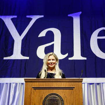 YAA Chair Nancy Stratford '77 addresses the crowd at the 2019 Yale Medal dinner.